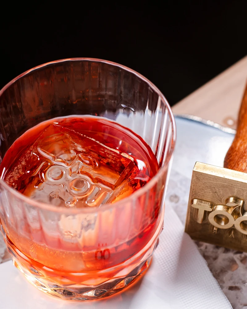 Negroni com gelo gravado Toot